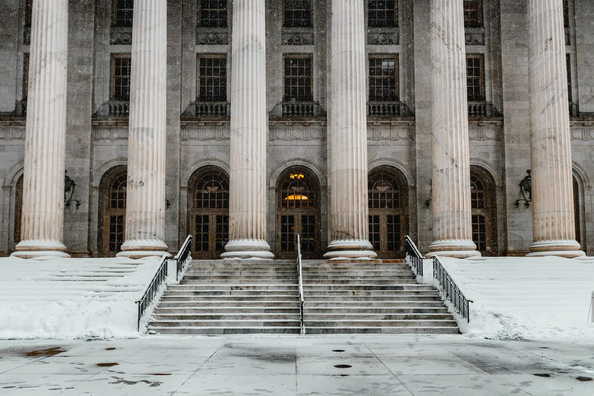 Stone columns on the facade of a courthouse
